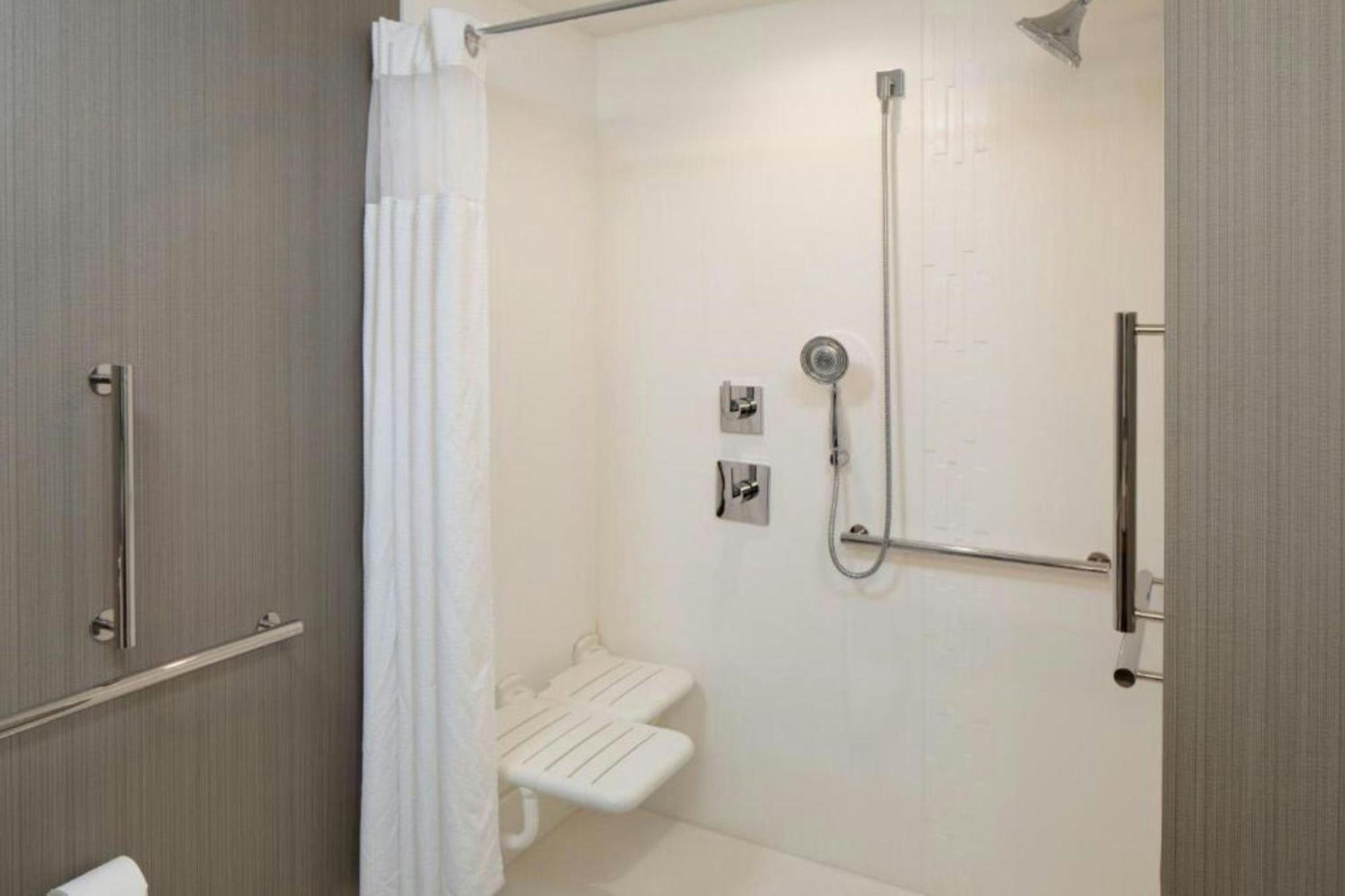Courtyard By Marriott Detroit Farmington Hotel Фармингтън Хилс Екстериор снимка