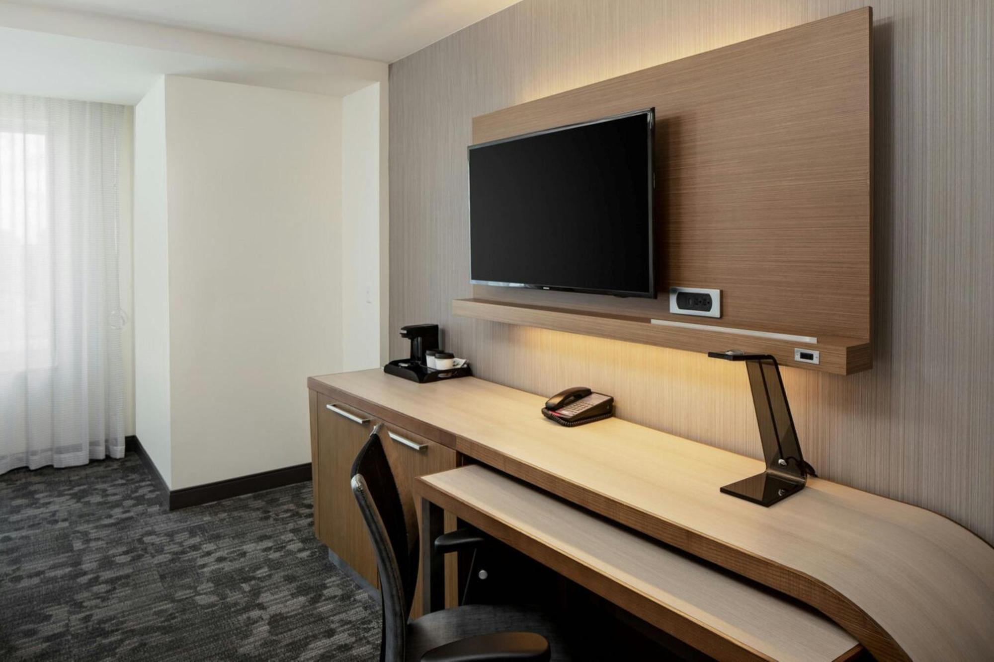 Courtyard By Marriott Detroit Farmington Hotel Фармингтън Хилс Екстериор снимка