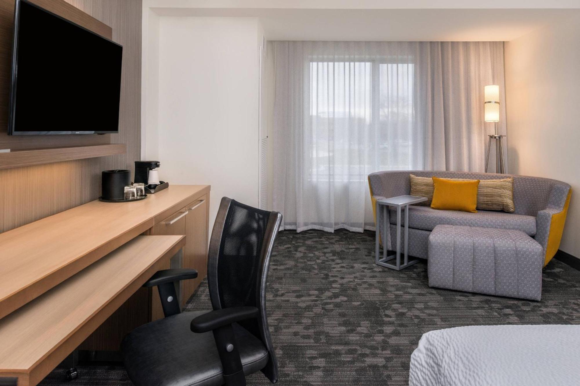Courtyard By Marriott Detroit Farmington Hotel Фармингтън Хилс Екстериор снимка